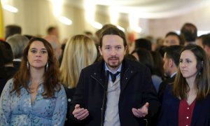 El secretario general de Podemos, Pablo Iglesias (c), junto a las diputadas Noelia Vera (i) y Ione Belarra (d), hace declaraciones a los medios a su llegada al Congreso de los Diputados para asistir a la sesión solemne de las Cortes con motivo de la celeb