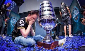 Un jugador llora tras ganar un campeonato de esports.