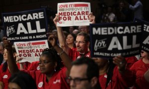 Seguidores demócratas en la presentación de la propuesta del senador Bernie Sanders para una sanidad publica universal en EEUU. AFP/ Alex Wong