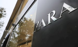 El logo de Zara, la principal enseña del grupo textil  Inditex, en una de sus tiendas en Madrid. EFE/ Fernando Alvarado