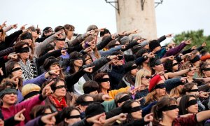 3/12/2019.- Más de 200 mujeres convocadas por la Asamblea Feminista de Valencia, han realizado una "intervención-réplica" en valenciano de la actuación creada por un grupo de mujeres en Chile bajo el título 'Un violador en tu camino'. EFE/Manuel Bruque