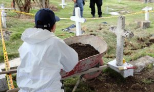 DABEIBA (COLOMBIA), 14/12/2019.- Fotografía cedida por la Justicia Especial para la Paz (JEP) de excavaciones este sábado en Dabeiba. Se presume que en el cementerio de Dabeiba puede haber más de 50 civiles víctimas de ejecuciones extrajudiciales, conocid