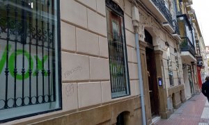 Vox tapó con sus logos los forjados modernistas del edificio de la calle Cádiz en el que tiene su sede en Zaragoza. E.B.