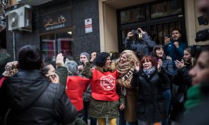 Vecinos y activistas celebran el aplazamiento del desahucio en tres edificios de la calles María de Guerrero, en el barrio de Comillas de Madrid.- JAIRO VARGAS