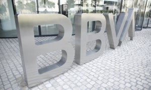 El logo del BBVA a las puertas de su sede en la zona norte de Madrid. E.P./Eduardo Parra