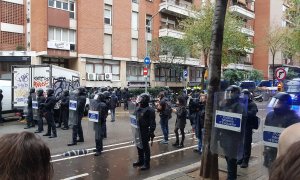 Mossos en la calle que ha tenido lugar el desahucio. @SindicatLloguer