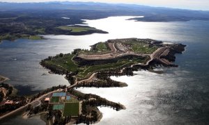 Vista aérea de la isla de Valdecañas. (Europa Press/Consejería de Turismo de Extremadura)