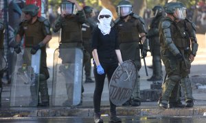 20/12/2019.- Manifestantes protestan en contra del gobierno del presidente Sebastián Piñera este viernes 20 de diciembre 2019, en la Plaza Italia en Santiago de Chile. EFE/Elvis González