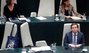 El alcalde de Madrid, José Luis Martínez Almeida (d), asiste al pleno del Ayuntamiento de Madrid que se celebra este lunes, para aprobar sus presupuestos para 2020. La falta de acuerdo con Vox retrasó del pasado viernes a este lunes el pleno extraordinar