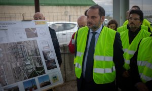 El ministro de Fomento, José Luis Ábalos, visita las obras de la futura estación intermodal T2 del Aeropuerto de El Prat en Barcelona. E.P./David Zorrakino