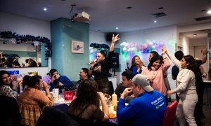 Una mujer canta en el bar Casa Blanca. REPORTAJE FOTOGRÁFICO: SANDRA BLANCO