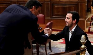 El coordinador de Izquierda Unida, Alberto Garzón (d), saluda al candidato a la Presidencia del Gobierno, Pedro Sánchez (i), tras su intervención ante el pleno del Congreso de los Diputados en la primera jornada de la sesión de investidura de Pedro Sánche