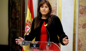 La diputada de JxCat Laura Borrás, durante su comparecencia ante los medios para valorar el discurso de Pedro Sánchez en la primera jornada de la sesión de su investidura como presidente del Gobierno. EFE/Juan Carlos Hidalgo