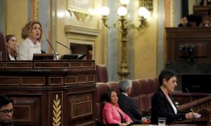 La presidenta del Congreso, Meritxell Batet, y la portavoz de EH Bildu, Mertxe Aizpurua, durante la segunda jornada del debate de investidura de Pedro Sánchez como presidente del Gobierno. EFE/Juan Carlos Hidalgo