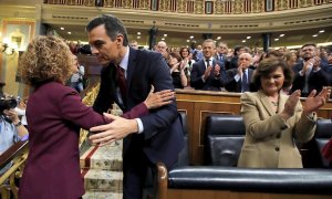 07/01/2020.- Pedro Sánchez, quien logró este martes la confianza del Congreso para un nuevo mandato como presidente del Gobierno, al lograr una estrecha mayoría de 167 votos a favor, 165 en contra y 18 abstenciones, felicitado por la presidenta del Congre