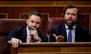 07/01/2019 . El líder del Vox, Santiago Abascal (i), e Iván Espinosa de los Monteros, este martes en el Congreso. / EFE - JUAN CARLOS  HIDALGO