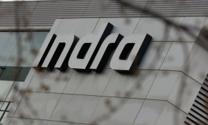 El logo de Indra en su sede en Alcobendas, en las afueras de Madrid. REUTERS/Sergio Pérez