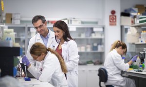 Los doctores Paloma Gómez Campelo y Juan Ignacio González, del Hospital La Paz, de Madrid. FUNDACION MUTUA MADRILEÑA