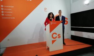 Rocío Ruiz, en rueda de prensa junto a José Carlos Carreras, el coordinador de la agrupación de Huelva capital de Ciudadanos.