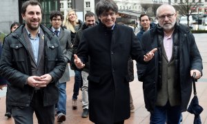 Carles Puigdemont y los ex ministros regionales catalanes Antoni Comin y Lluis Puig en el Parlamento Europeo en Bruselas, en una imagen de archivo. REUTERS / Johanna Geron