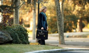 La vicepresidenta de Asuntos Económicos, Nadia Calviño a su llegada a la Moncloa antes del primer Consejo de Ministros del Gobierno de coalición. EFE