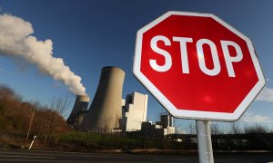 Una señal de 'Stop' cerca de la central térmica de Neurath, de la eléctrica alemana RWE, cerca de la localidad de Colonia. REUTERS/Wolfgang Rattay