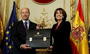 El nuevo ministro de Justicia, Juan Carlos Campo recibe la cartera del ministerio de Justicia, de manos de su antecesora Dolores Delgado, durante el acto de toma de posesión  en el Palacio de Parcent. EFE/Ballesteros