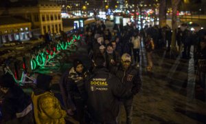 Solicitantes de asilo y personas sin hogar hacen cola para acceder a una de las camas de la campaña de frío del Ayuntamiento de Madrid.- JAIRO VARGAS