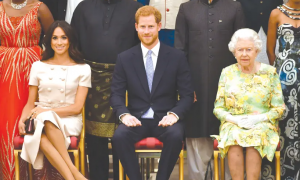 Los príncipes junto a la reina Isabel II. REUTERS