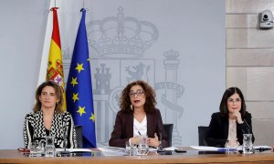 Rueda de prensa tras el Consejo de Minsitros de María Jesús Montero (c) junto con la vicepresidenta para la Transición Ecológica y el Reto Demográfico, Teresa Ribera (i) y la ministra de Política Territorial y Función Pública, Carolina Darias./ Juan Carlo