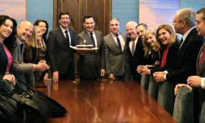 Foto que lanzó a las redes sociales el presidente de la Junta de Andalucía este martes con ocasión del año del Gobierno de PP y Ciudadanos, "Haciendo equipo", escribió Juanma Moreno en su cuenta de Twitter. En la imagen, sale el Gobierno andaluz  al compl