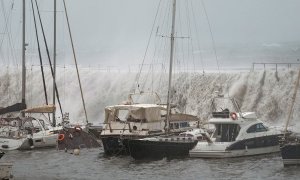 21/01/2020.- Grandes olas sobrepasan el espigón del Puerto Olímpico de Barcelona hundiendo uno de los barcos atracados. / EFE - ENRIC FONTCUBERTA