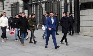 23/01/2020.- El portavoz de ERC en el Congreso de los Diputados Gabriel Rufián, acompañado de un grupo de jóvenes para presentar una iniciativa sobre el derecho a voto a los 16 años, esta mañana en el Congreso de los Diputados .-EFE/Zipi