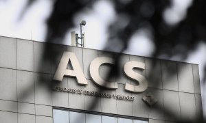 El logo de ACS en lo alto del edificio de su sede en Madrid. E.P./Eduardo Parra