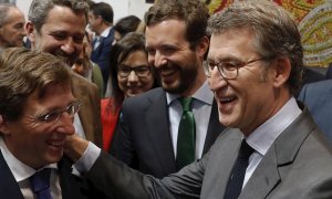 El presidente de la Xunta, Alberto Núñez Feijóo, co el líder del PP, Pablo Casado, y el alcalde de Madrid, José Luis Martínez Almeida, en el stand de Galicia en Fitur 2020, en Madrid. EFE/Lavandeira jr