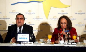 El presidente de la ONCE, Miguel Carballeda y la secretaria general iberoamericana, Rebeca Grynspan, durante un desayuno informativo de la tribuna Fórum Europa en Madrid. EFE/Zipi