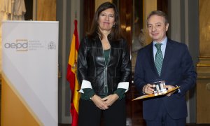 El director general de Fundación Mutua Madrileña, Lorenzo Cooklin, con la directora de la Agencia Española de Protección de Datos (AEPD), Mar España.