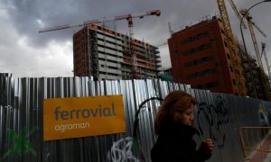 Una mujer pasa junto a una obra de Ferrovial en Madrid. REUTERS/Susana Vera