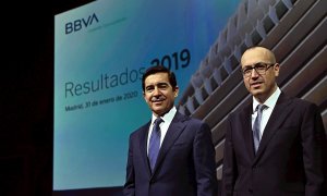 El presidente de BBVA, Carlos Torres, y el consejero delegado, Onur Genç, durante la presentación de resultados de la entidad. EFE/ Fernando Villar