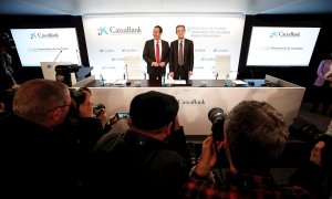 El presidente de CaixaBank, Jordi Gual, y el consejero delegado, Gonzalo Gortázar, posam para los medios gráficos al comienzo de la rueda de prensa en la que presentan los resultados de la entidad del ejercicio de 2019. EFE/Manuel Bruque