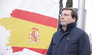 El alcalde de Madrid, José Luis Martínez-Almeida, durante el izado de la bandera de 14 metros. / Twitter