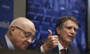 El presidente del banco Sabadell, Josep Oliu (i), y el consejero delegado, Jaime Guardiola (d), durante la presentación de resultados en Madrid EFE/ Javier Lizón