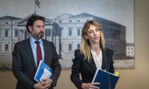 La portavoz del PP, Cayetana Álvarez de Toledo y el secretario del grupo popular, Guillermo Mariscal. PP