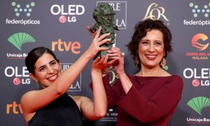 Irene Moray (i), junto a la actriz Elena Martín, con su Goya a mejor corto de ficción en una noche marcada por la ausencia de nominadas. / EFE