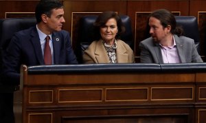 El presidente del Gobierno, Pedro Sánchez (i), junto a la vicepresidenta primera, Carmen Calvo, y el vicepresidente segundo, Pablo Iglesias, al inicio de la apertura solemne de la XIV legislatura que ha tenido lugar este lunes 3 de febrero en el Congreso.