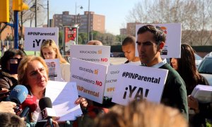 Miembros de Hazte Oír en las puertas de un colegio antes de ser expulsados por la Policía / Hazte Oír