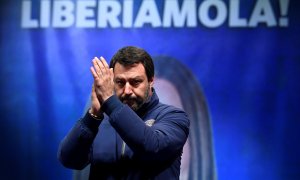 24/01/2020 - El líder del partido de la extrema derecha de Italia, Matteo Salvini, aplaude en el escenario durante un mitin antes de las elecciones regionales en Emilia-Romagna, Italia. REUTERS / Flavio Lo Scalzo