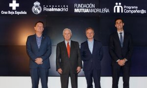 De iz. a der., Jaime Gregori, de Cruz Roja, Enrique Sánchez, vicepresidente ejecutivo de la Fundación Real Madrid, Lorenzo Cooklin, director general de la Fundación Mutua Madrileña, y el exfutbolista del eal Madrid Álvaro Arbeloa. E.P.