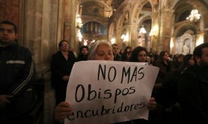 Una manifestante sostiene una pancarta contra la pederastia en la Iglesia. REUTERS