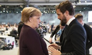 El líder del PP, Pablo Casado, en el Congreso de la CDU junto a la Canciller Angela Merkel a finales de noviembre de 2019.